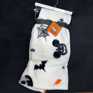 Disney Plush Throw. OS. White/Black